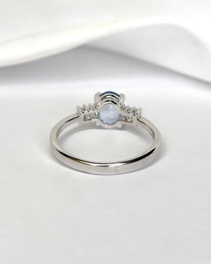 Bague Trilogie Saphir Cornflower 0.86 carat &amp; Diamants "Prisca" - Elliade Paris