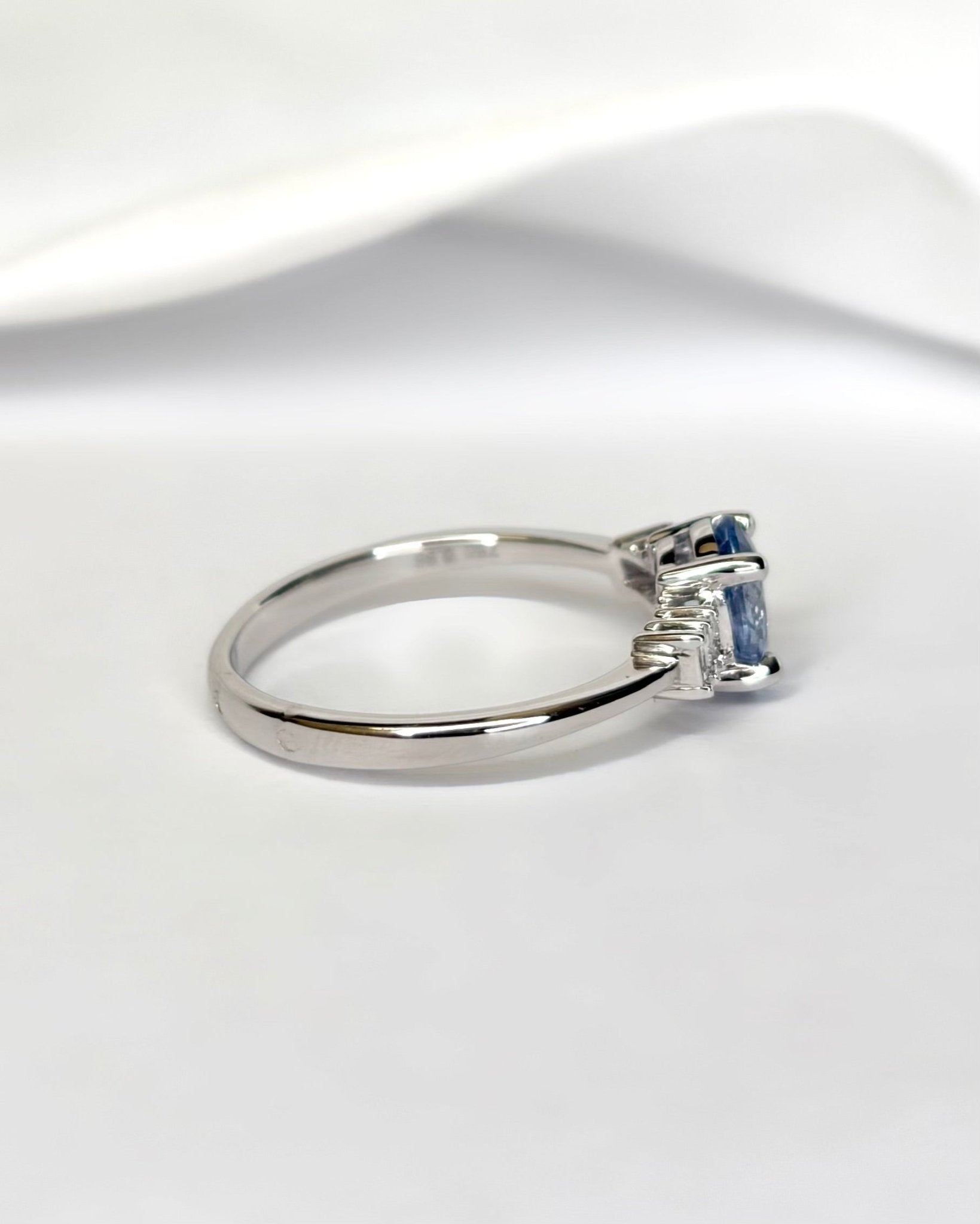 Bague Trilogie Saphir Cornflower 0.86 carat &amp; Diamants "Prisca" - Elliade Paris