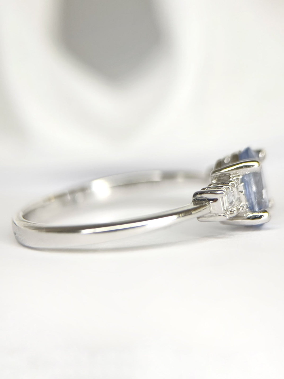 Bague Trilogie Saphir Cornflower 0.86 carat &amp; Diamants "Prisca" - Elliade Paris