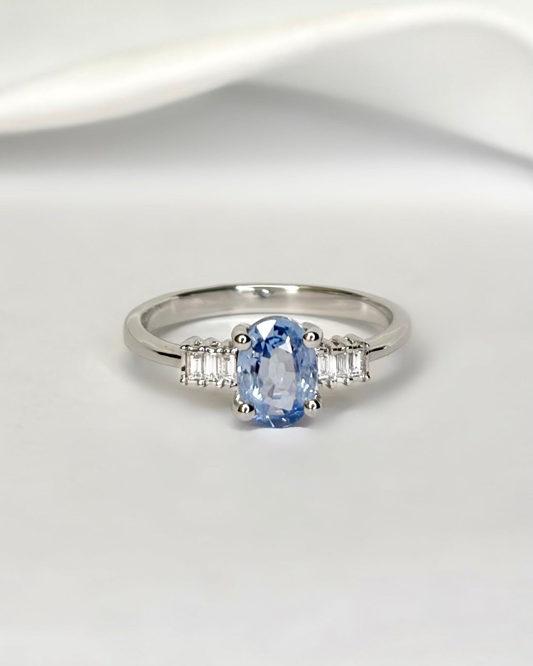 Bague Trilogie Saphir Cornflower 0.86 carat &amp; Diamants "Prisca" - Elliade Paris