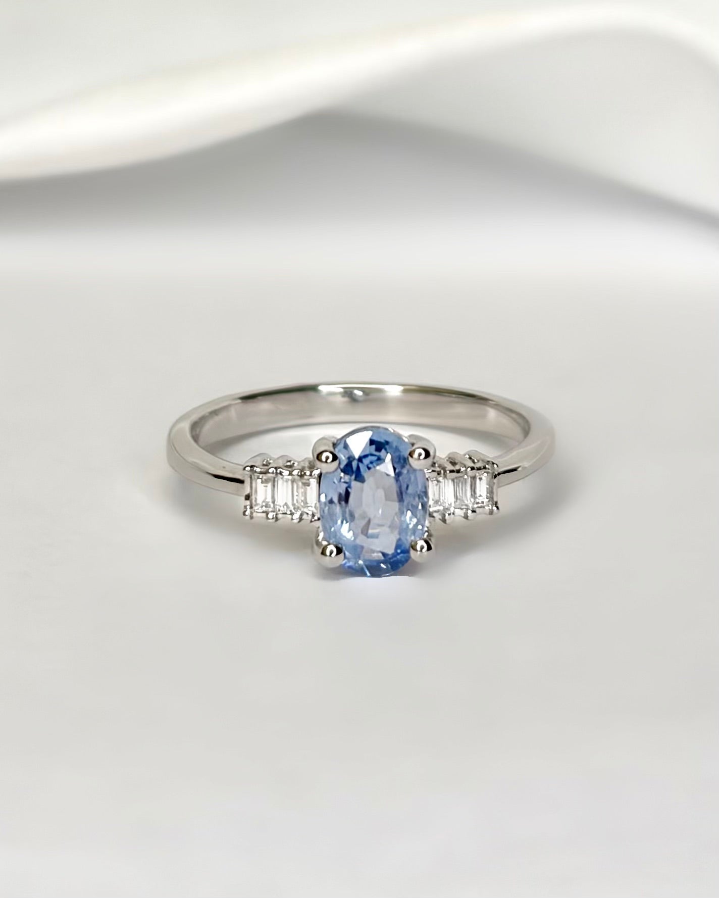 Bague Trilogie Saphir Cornflower 0.86 carat &amp; Diamants "Prisca" - Elliade Paris