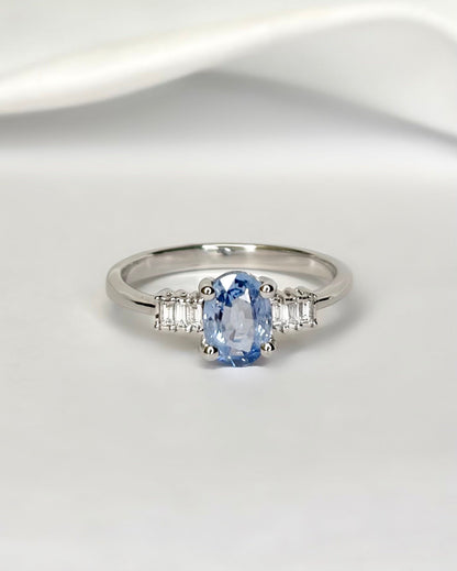 Bague Trilogie Saphir Cornflower 0.86 carat &amp; Diamants "Prisca" - Elliade Paris