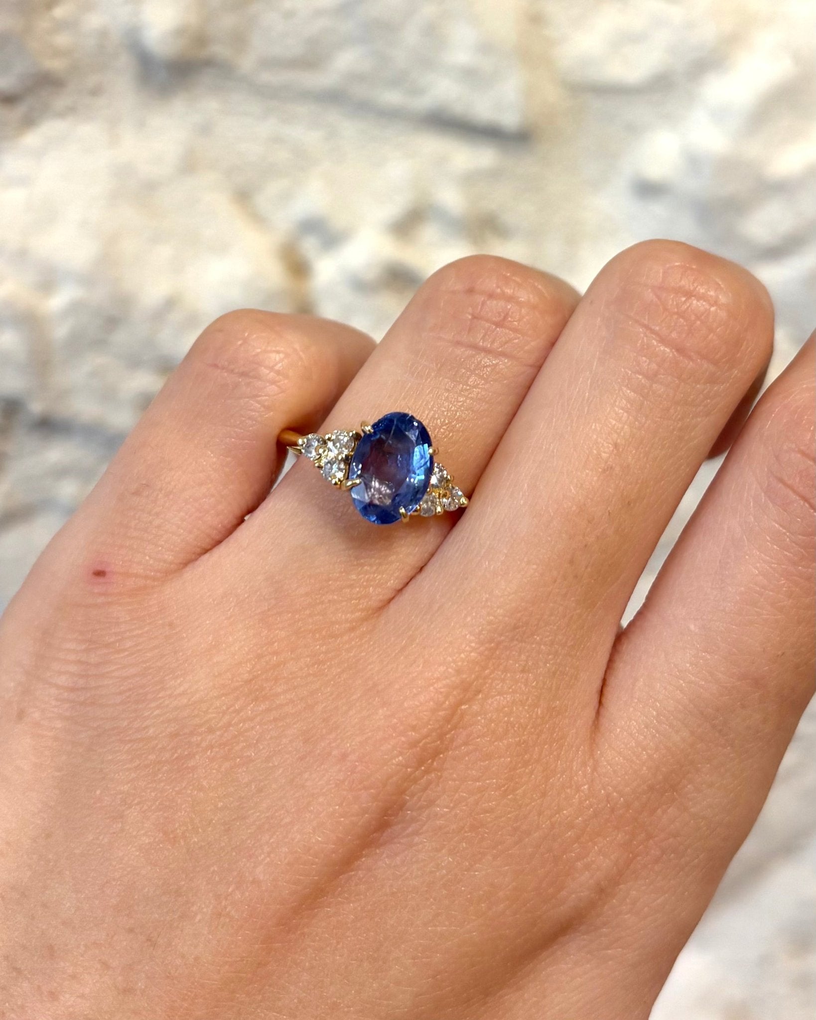 Bague Trilogie Saphir Cornflower 2.50 carats &amp; 6 Diamants "Héloïse" - Elliade Paris