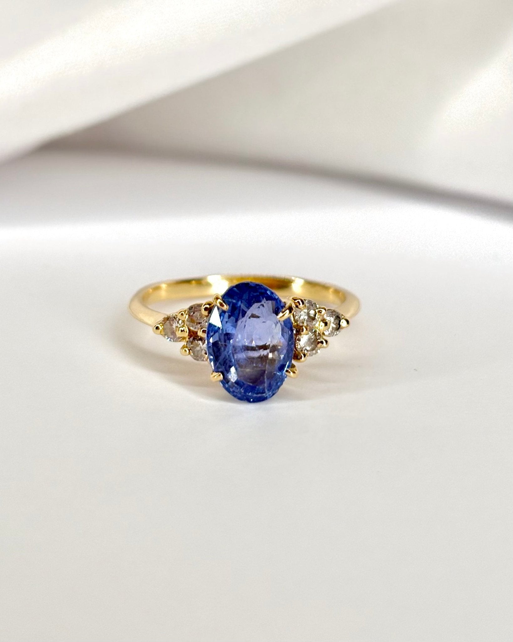 Bague Trilogie Saphir Cornflower 2.50 carats &amp; 6 Diamants "Héloïse" - Elliade Paris