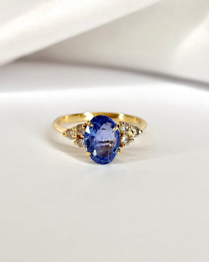 Bague Trilogie Saphir Cornflower 2.50 carats &amp; 6 Diamants &quot;Héloïse&quot; - Elliade Paris