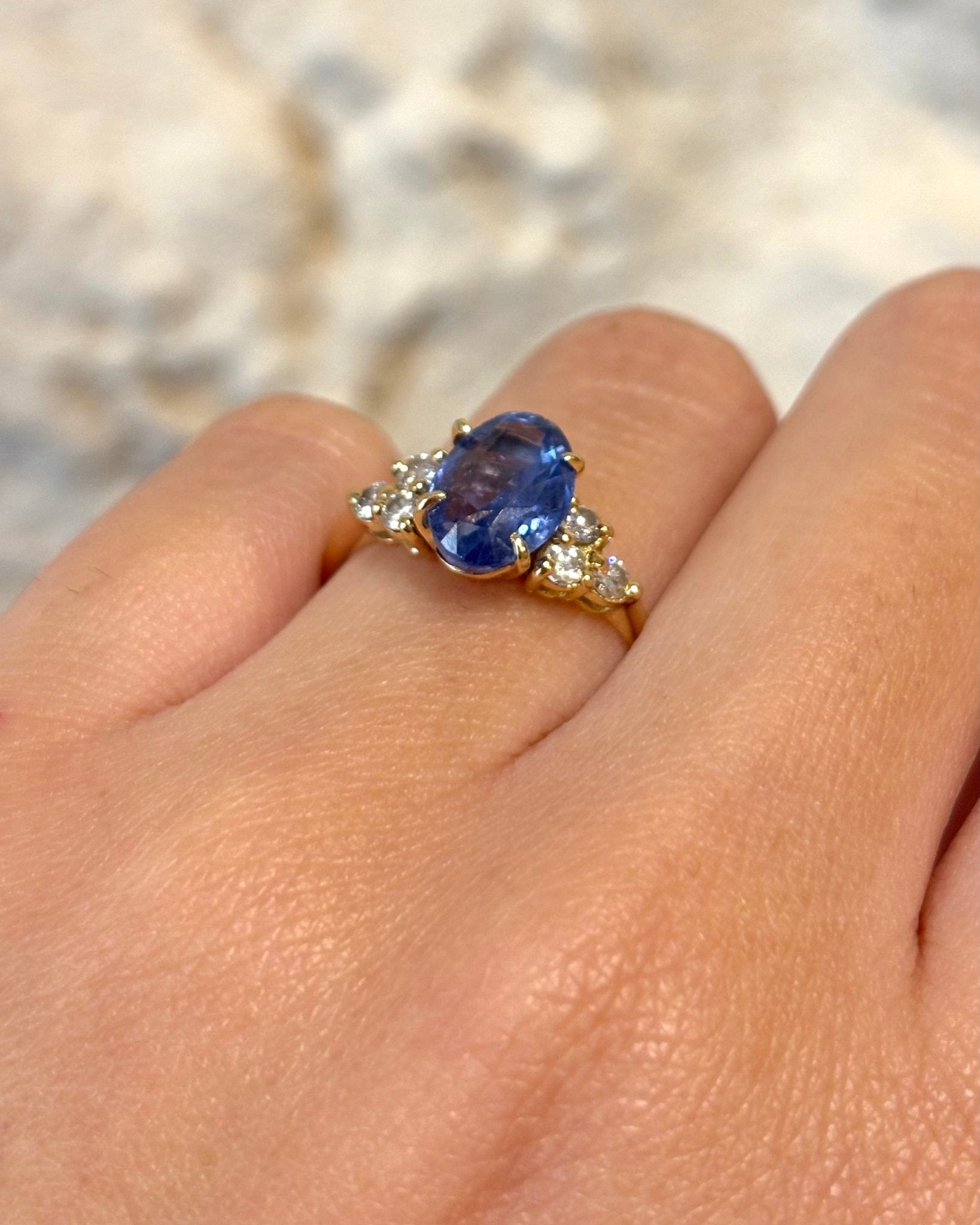 Bague Trilogie Saphir Cornflower 2.50 carats &amp; 6 Diamants "Héloïse" - Elliade Paris