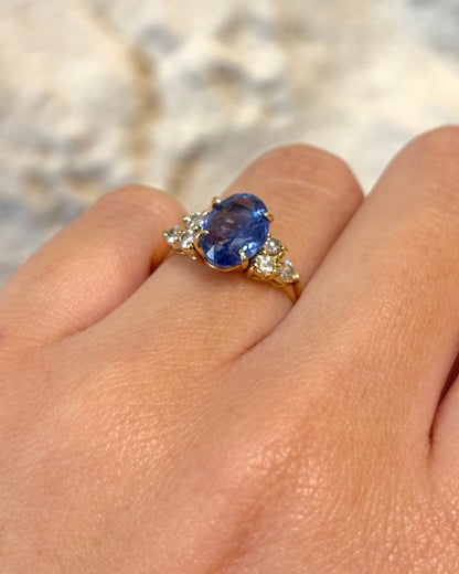 Bague Trilogie Saphir Cornflower 2.50 carats &amp; 6 Diamants &quot;Héloïse&quot; - Elliade Paris