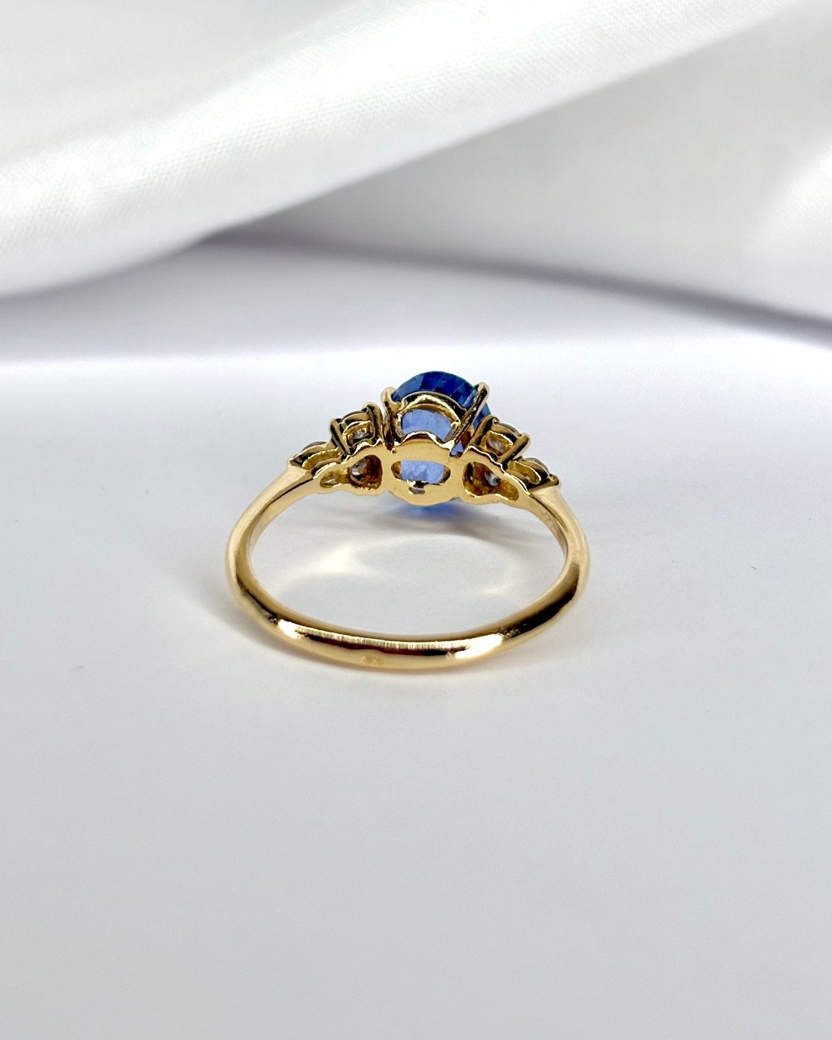 Bague Trilogie Saphir Cornflower 2.50 carats &amp; 6 Diamants &quot;Héloïse&quot; - Elliade Paris