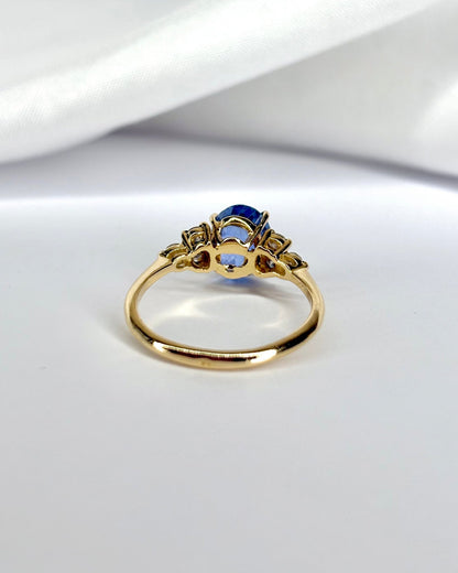 Bague Trilogie Saphir Cornflower 2.50 carats &amp; 6 Diamants &quot;Héloïse&quot; - Elliade Paris