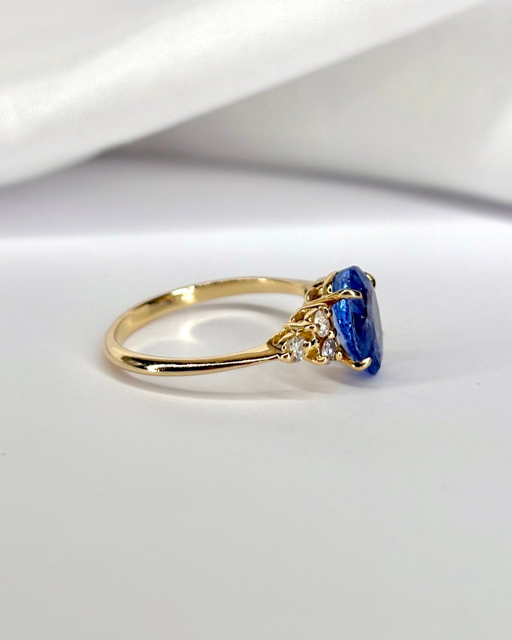 Bague Trilogie Saphir Cornflower 2.50 carats &amp; 6 Diamants "Héloïse" - Elliade Paris