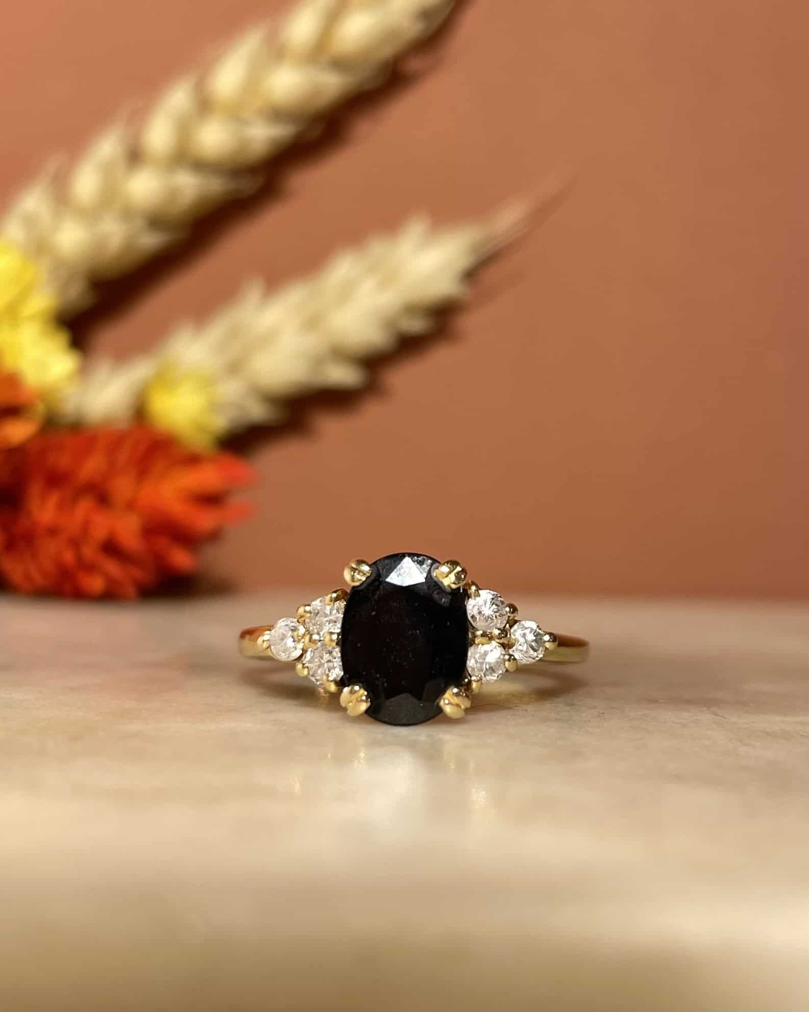 Bague Trilogie Saphir 1.65 carat &amp; Diamants "Halana" - Elliade Paris