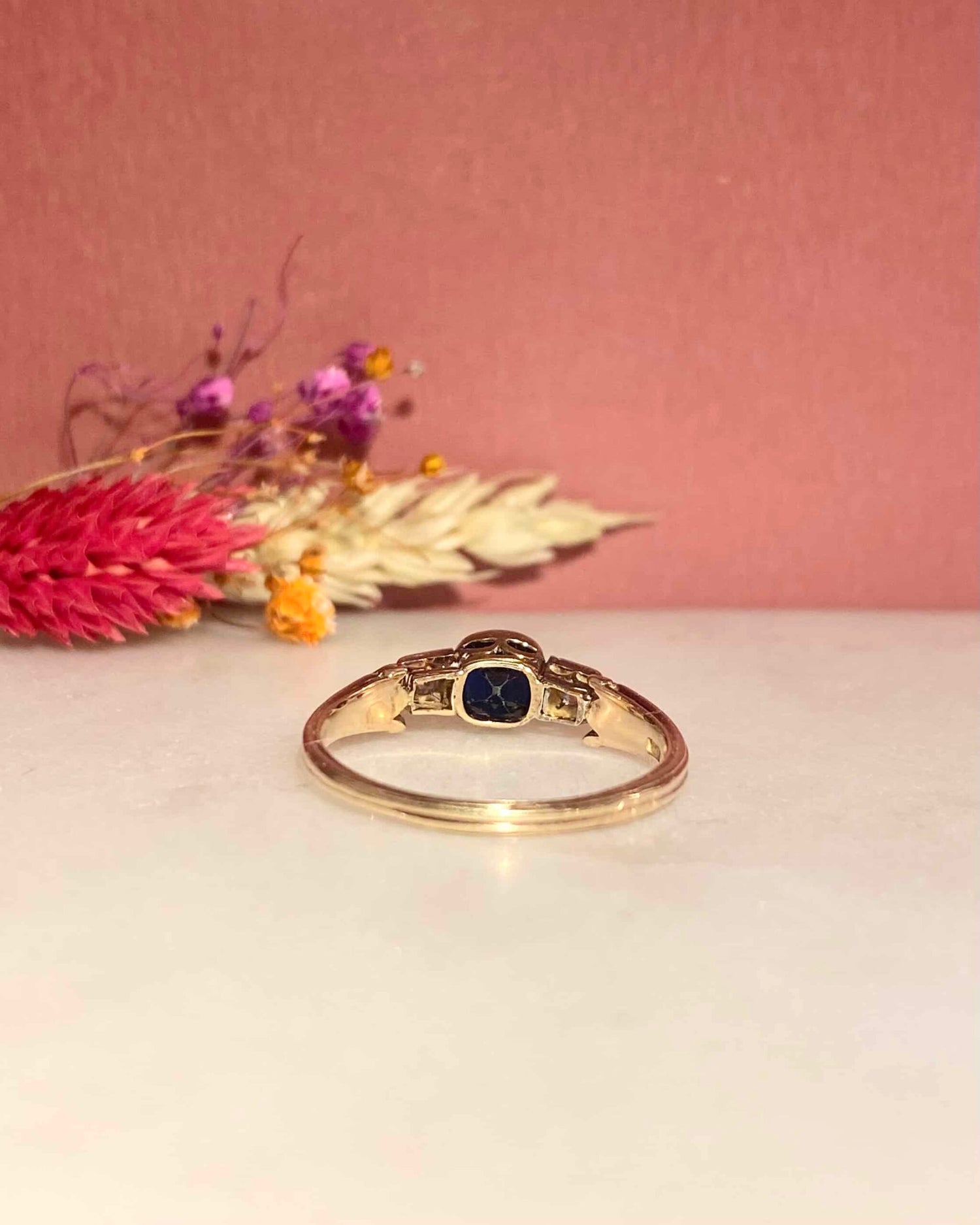 Bague Trilogie Art-Déco Saphir 0.90 carat &amp; Diamants &quot;Marie&quot;