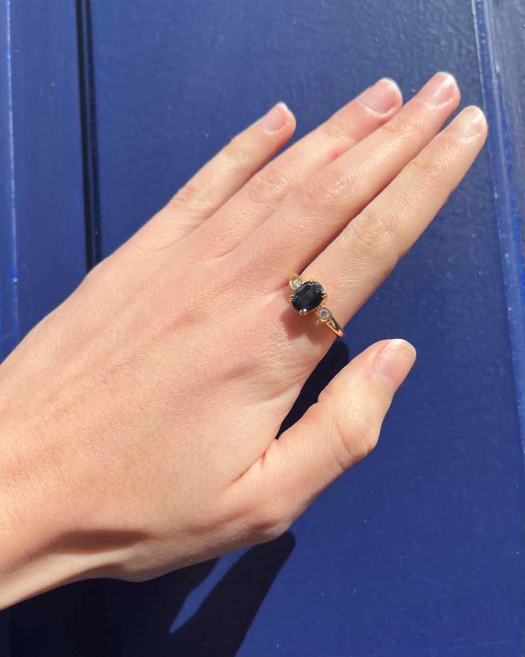 Anillo de trilogía de zafiros y diamantes "Talia"