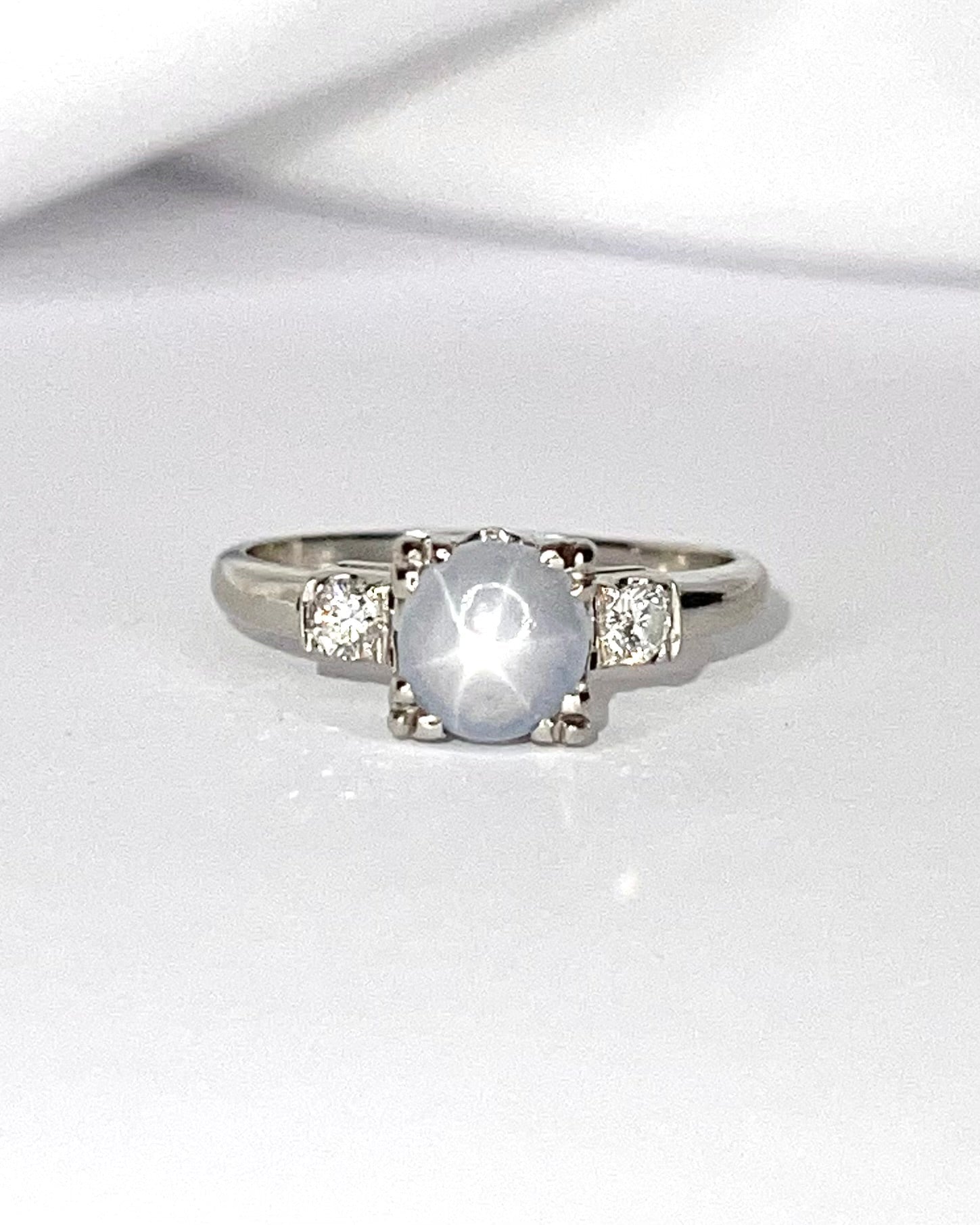 Bague Trilogie Saphir Étoilé 1.35 carat &amp; Diamants "Laury" - Elliade Paris