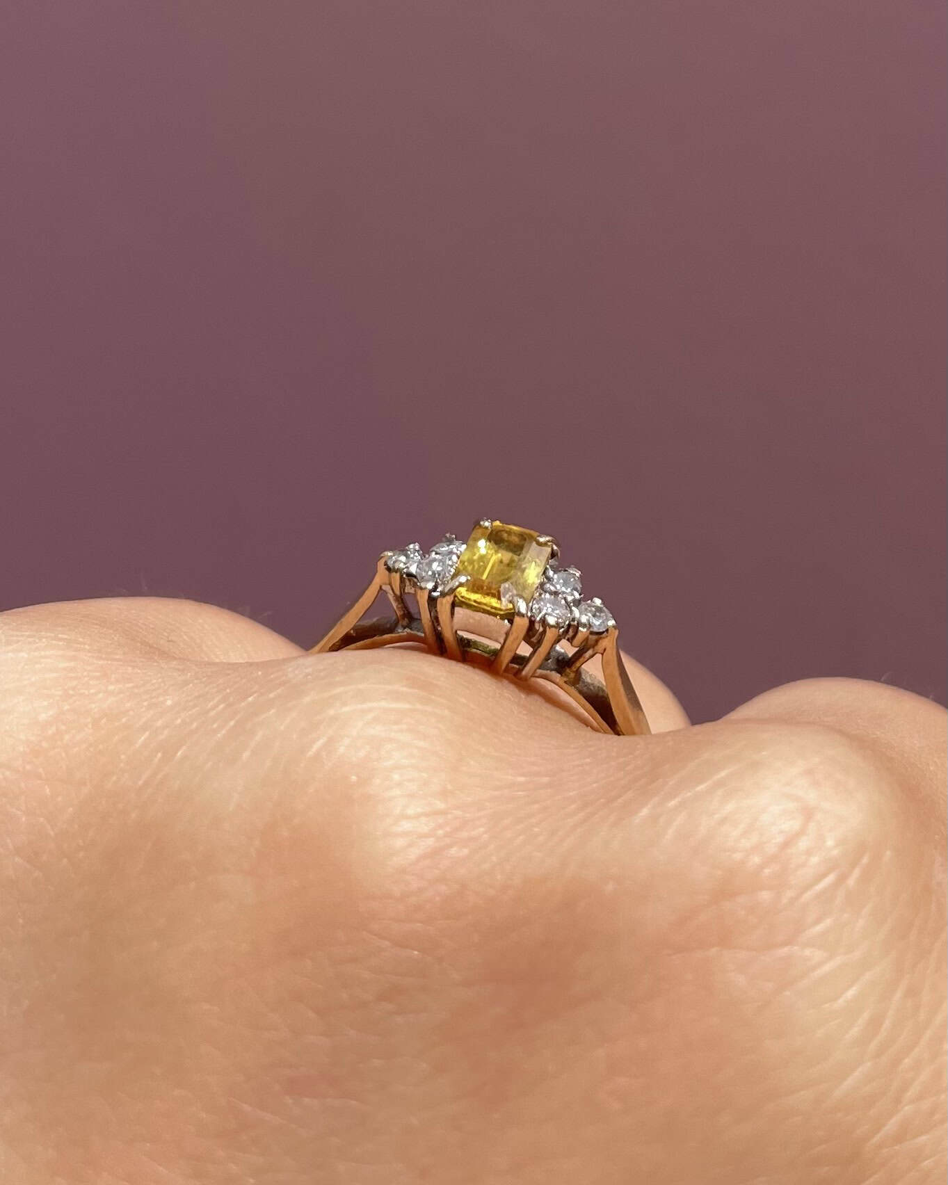 Bague Trilogie Saphir Jaune 0.70 carat &amp; Diamants "Nathalie" - Elliade Paris