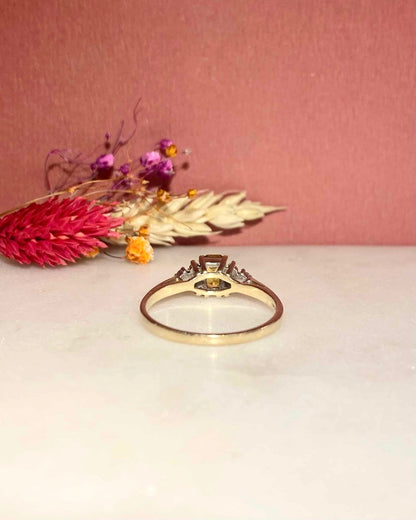 Bague Trilogie Saphir Jaune 0.70 carat &amp; Diamants &quot;Nathalie&quot; - Elliade Paris