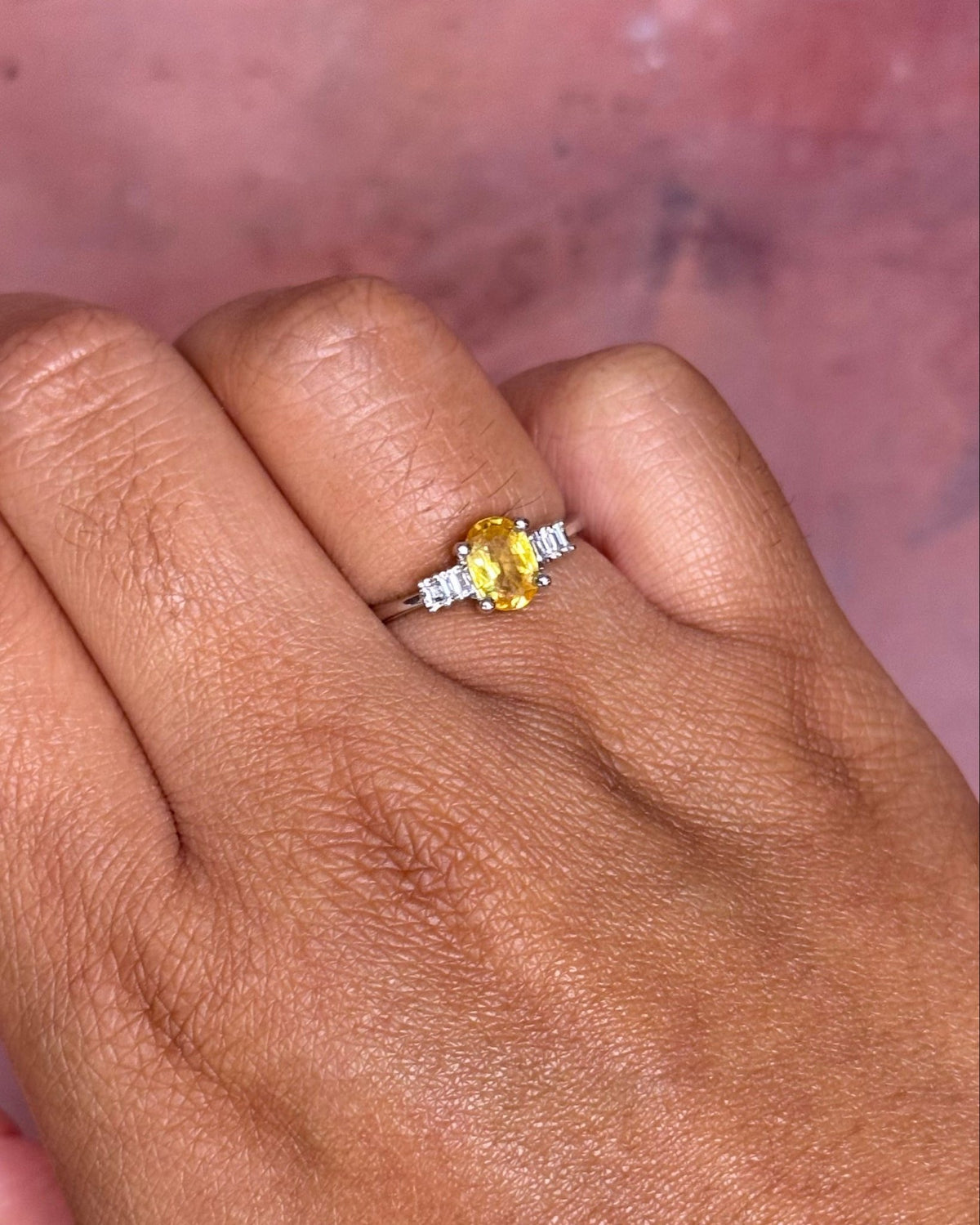 Bague Trilogie Saphir Jaune 0.83 carat &amp; Diamants "Helene" - Elliade Paris