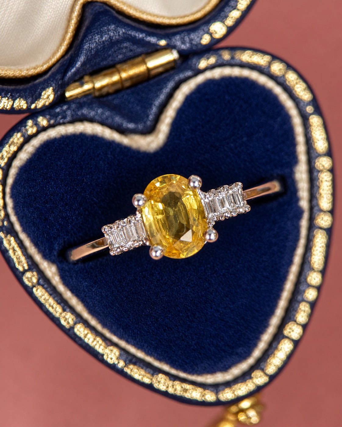 Bague Trilogie Saphir Jaune 0.83 carat &amp; Diamants "Helene" - Elliade Paris