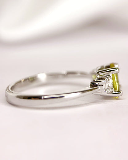 Bague Trilogie Saphir Jaune 0.83 carat &amp; Diamants "Helene" - Elliade Paris