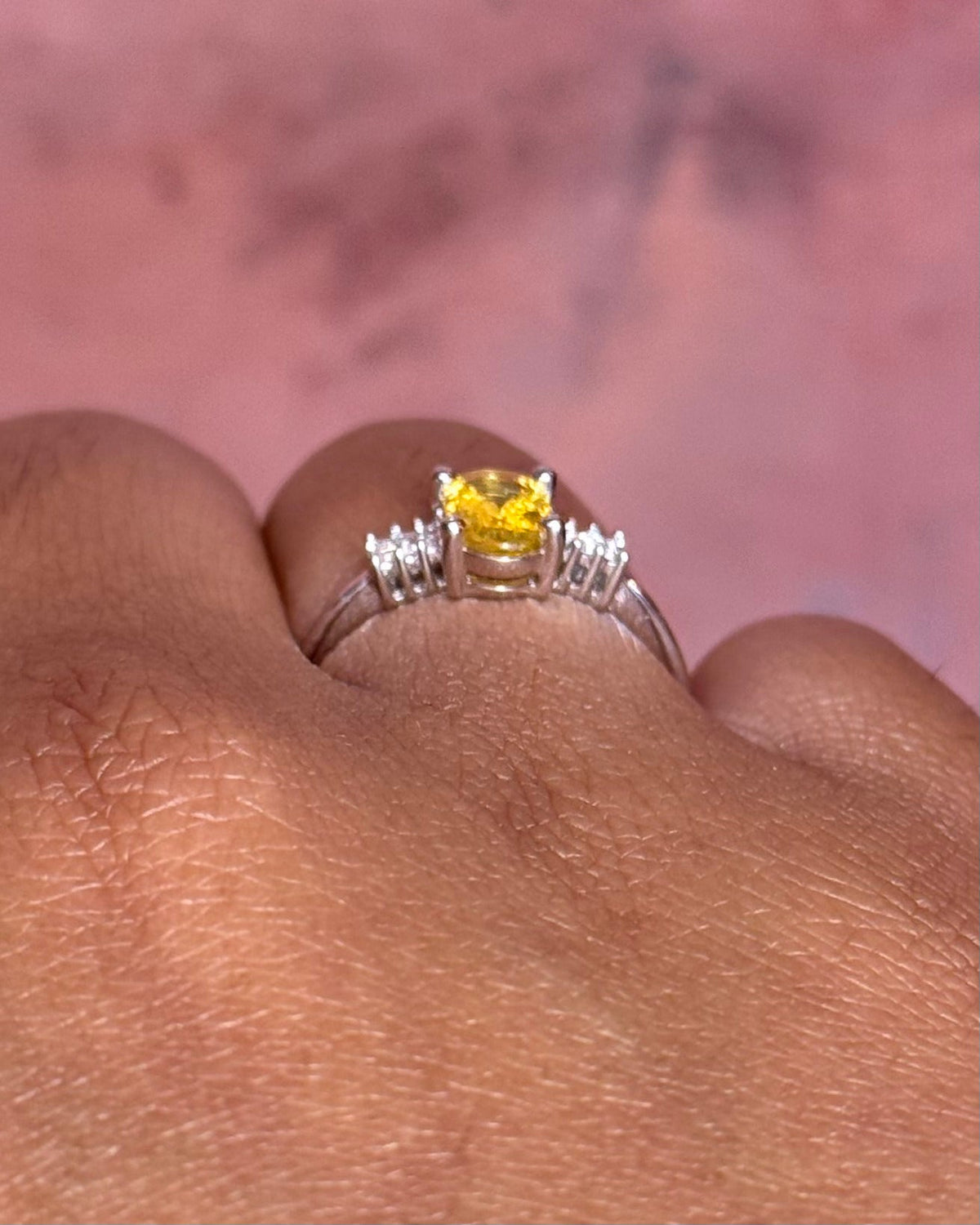 Bague Trilogie Saphir Jaune 0.83 carat &amp; Diamants "Helene" - Elliade Paris
