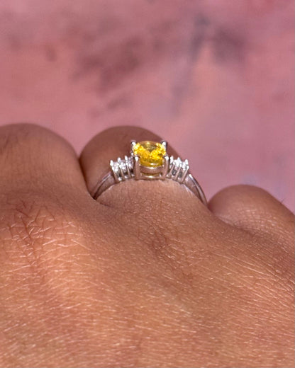 Bague Trilogie Saphir Jaune 0.83 carat &amp; Diamants "Helene" - Elliade Paris
