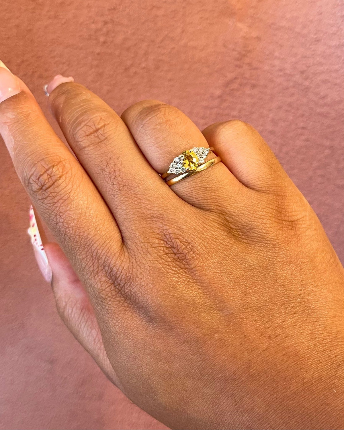 Bague Trilogie Saphir Jaune 0.90 carat &amp; Diamants 0.24 carat "Maïssa" - Elliade Paris