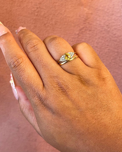 Bague Trilogie Saphir Jaune 0.90 carat &amp; Diamants 0.24 carat "Maïssa" - Elliade Paris