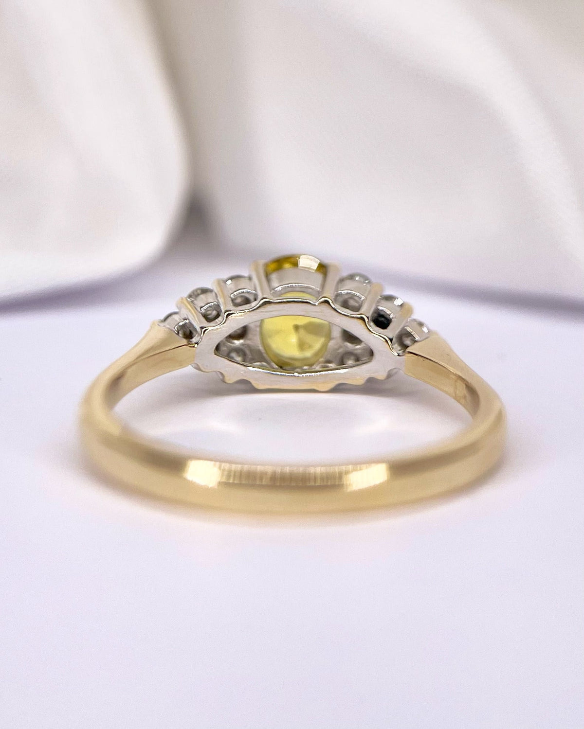 Bague Trilogie Saphir Jaune 0.90 carat &amp; Diamants 0.24 carat "Maïssa" - Elliade Paris