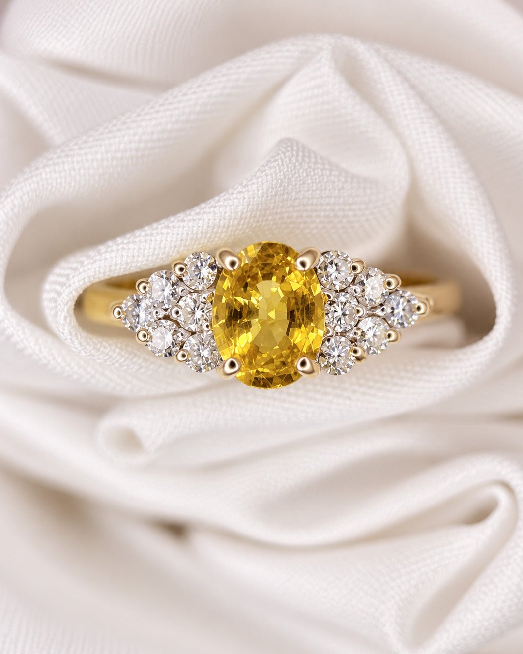Bague Trilogie Saphir Jaune 0.90 carat &amp; Diamants 0.24 carat "Maïssa" - Elliade Paris
