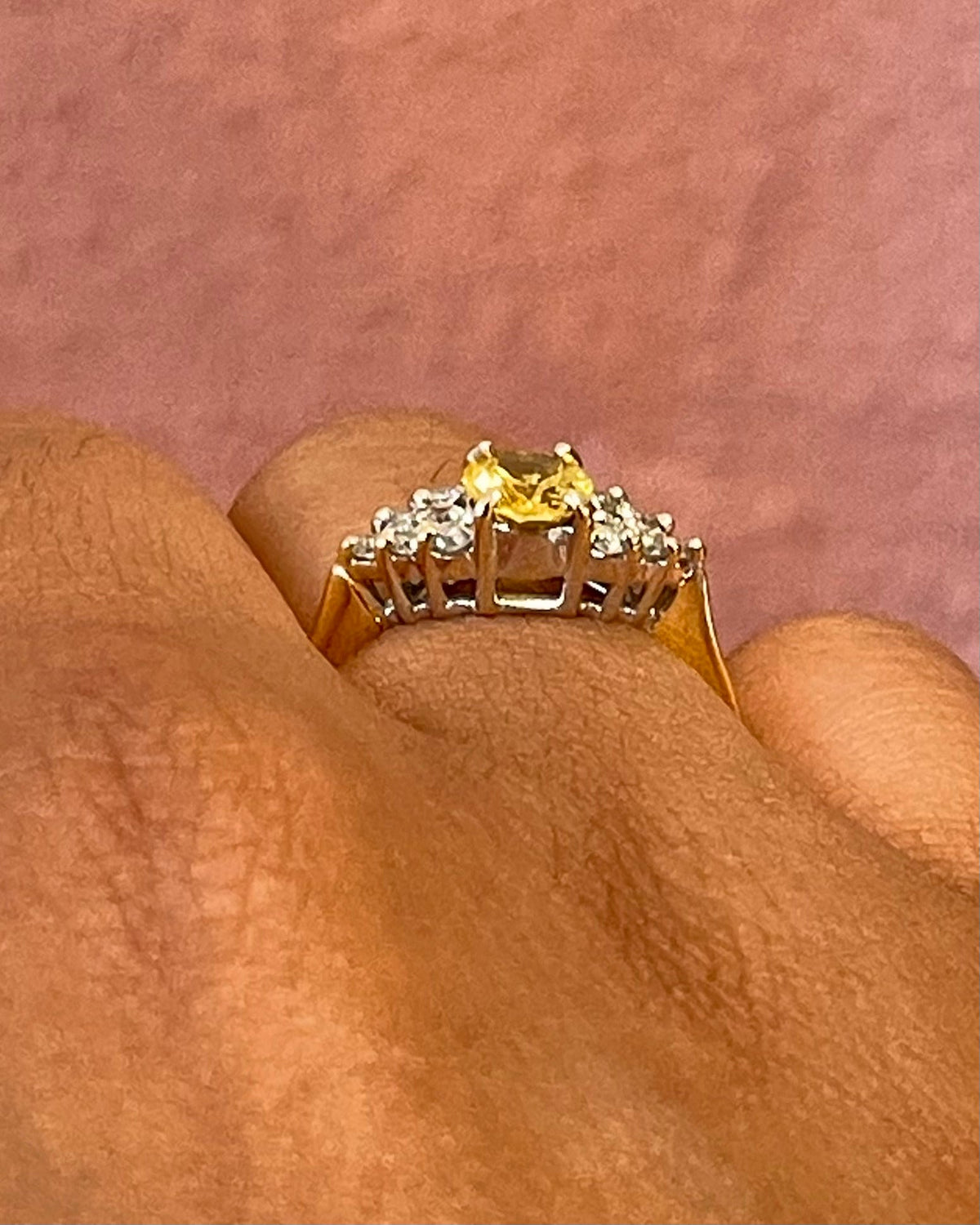 Bague Trilogie Saphir Jaune 0.90 carat &amp; Diamants 0.24 carat "Maïssa" - Elliade Paris
