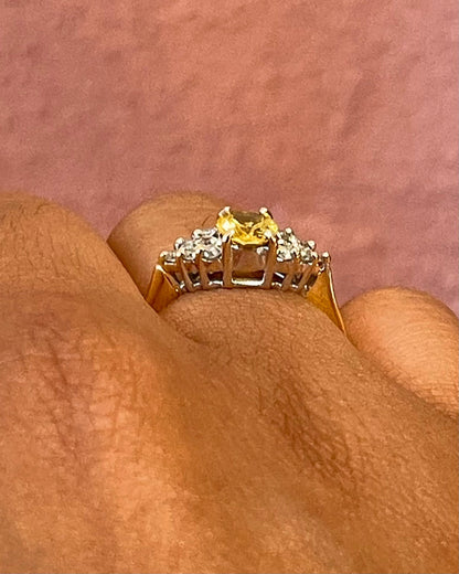 Bague Trilogie Saphir Jaune 0.90 carat &amp; Diamants 0.24 carat "Maïssa" - Elliade Paris