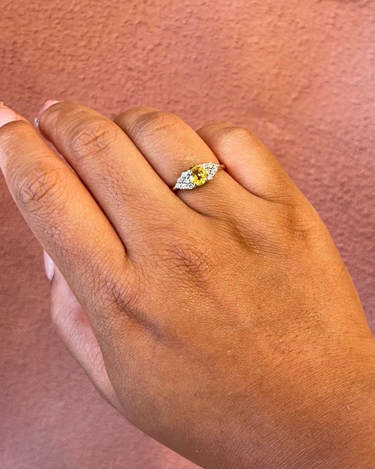 Bague Trilogie Saphir Jaune 0.90 carat &amp; Diamants 0.24 carat "Maïssa" - Elliade Paris