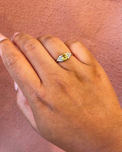 Bague Trilogie Saphir Jaune 0.90 carat &amp; Diamants 0.24 carat "Maïssa" - Elliade Paris