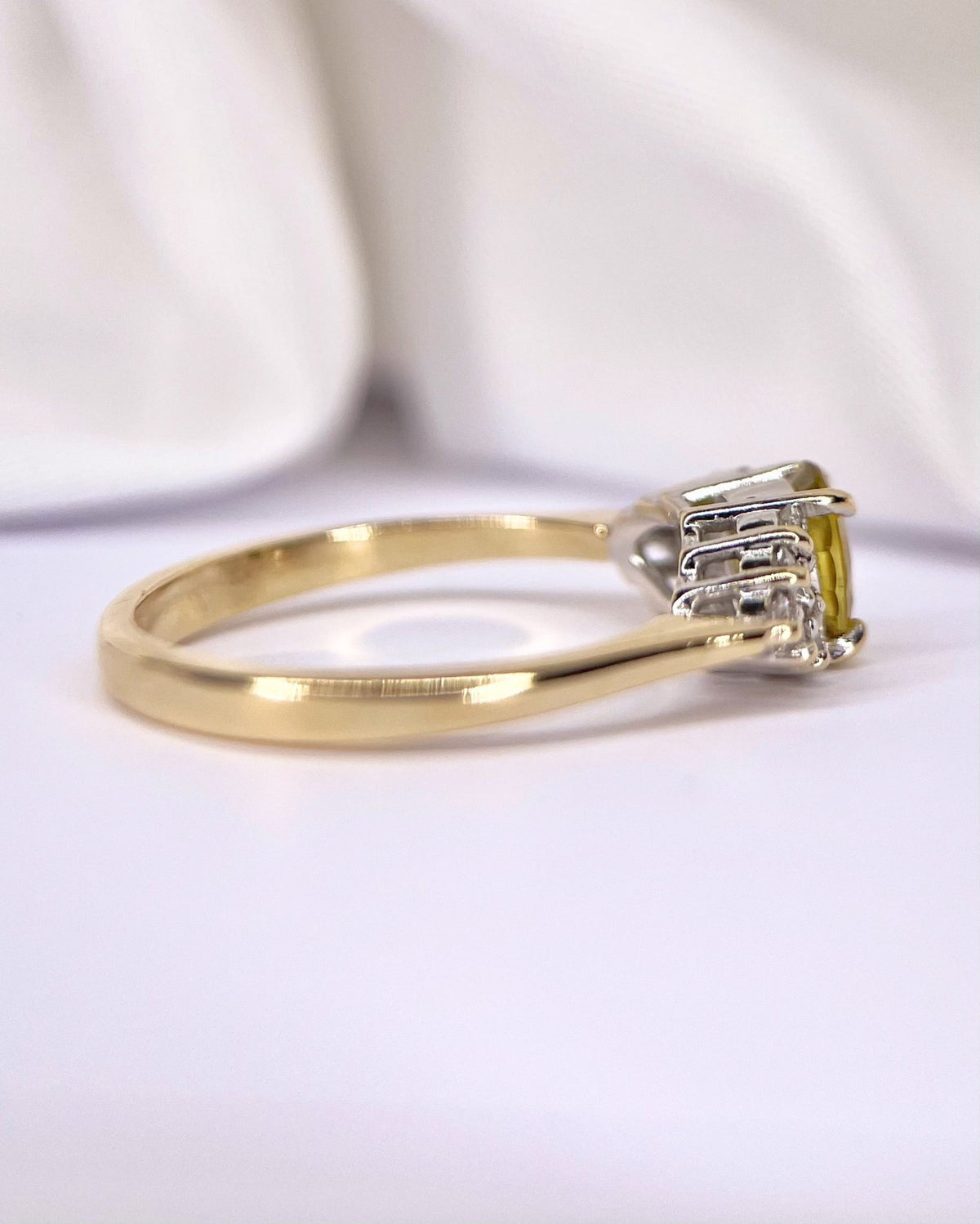 Bague Trilogie Saphir Jaune 0.90 carat &amp; Diamants 0.24 carat "Maïssa" - Elliade Paris