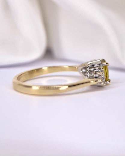 Bague Trilogie Saphir Jaune 0.90 carat &amp; Diamants 0.24 carat "Maïssa" - Elliade Paris