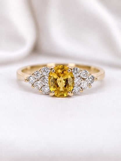 Bague Trilogie Saphir Jaune 0.90 carat &amp; Diamants 0.24 carat "Maïssa" - Elliade Paris