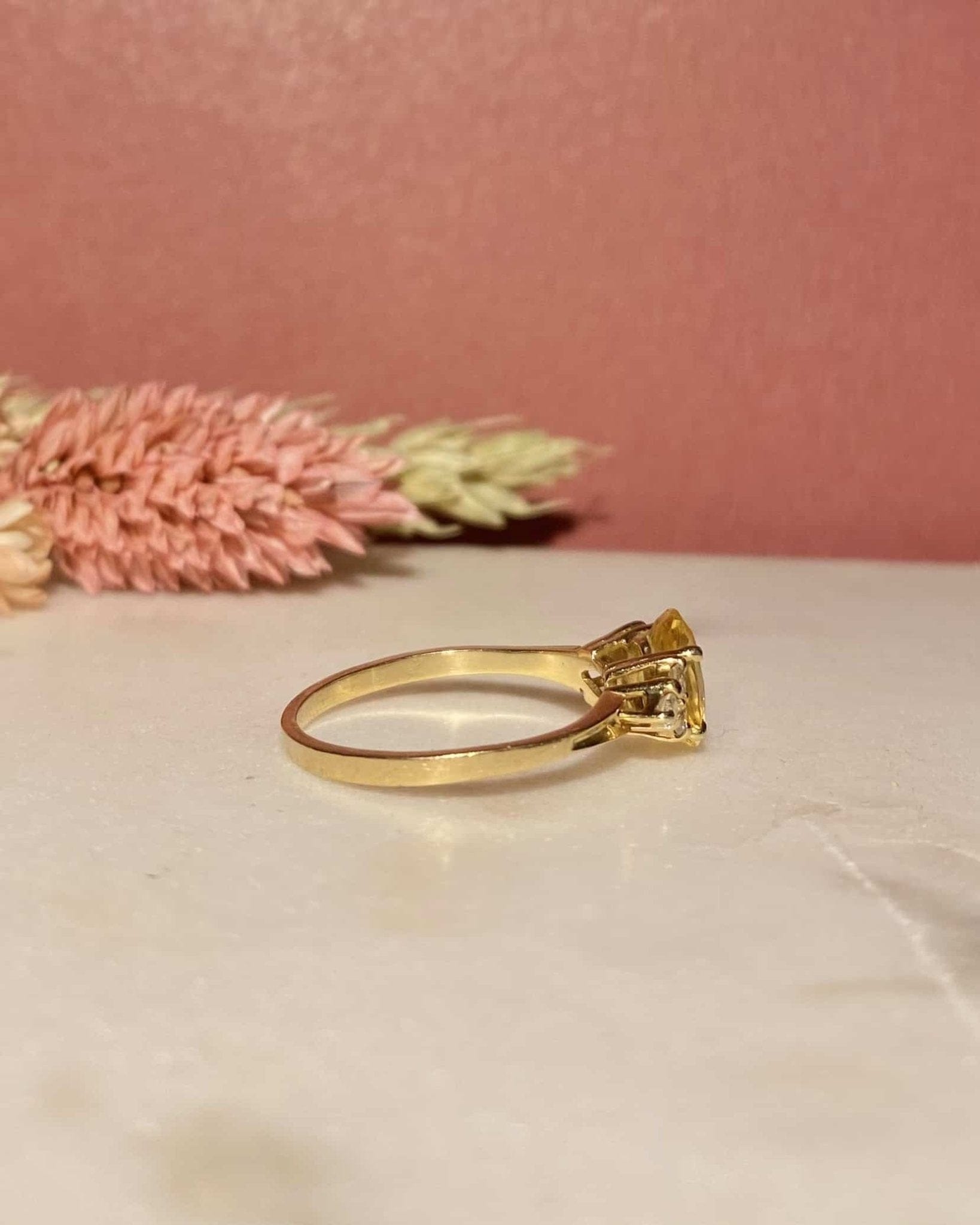 Bague Trilogie Saphir Jaune 1.40 carat &amp; 6 Diamants "Mira" - Elliade Paris