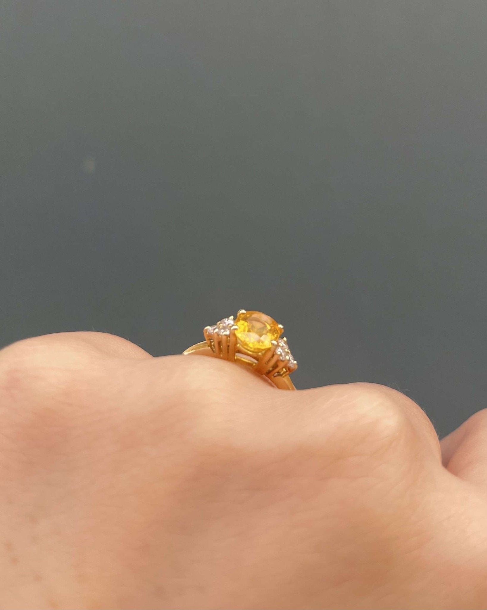 Bague Trilogie Saphir Jaune 1.40 carat &amp; 6 Diamants "Mira" - Elliade Paris