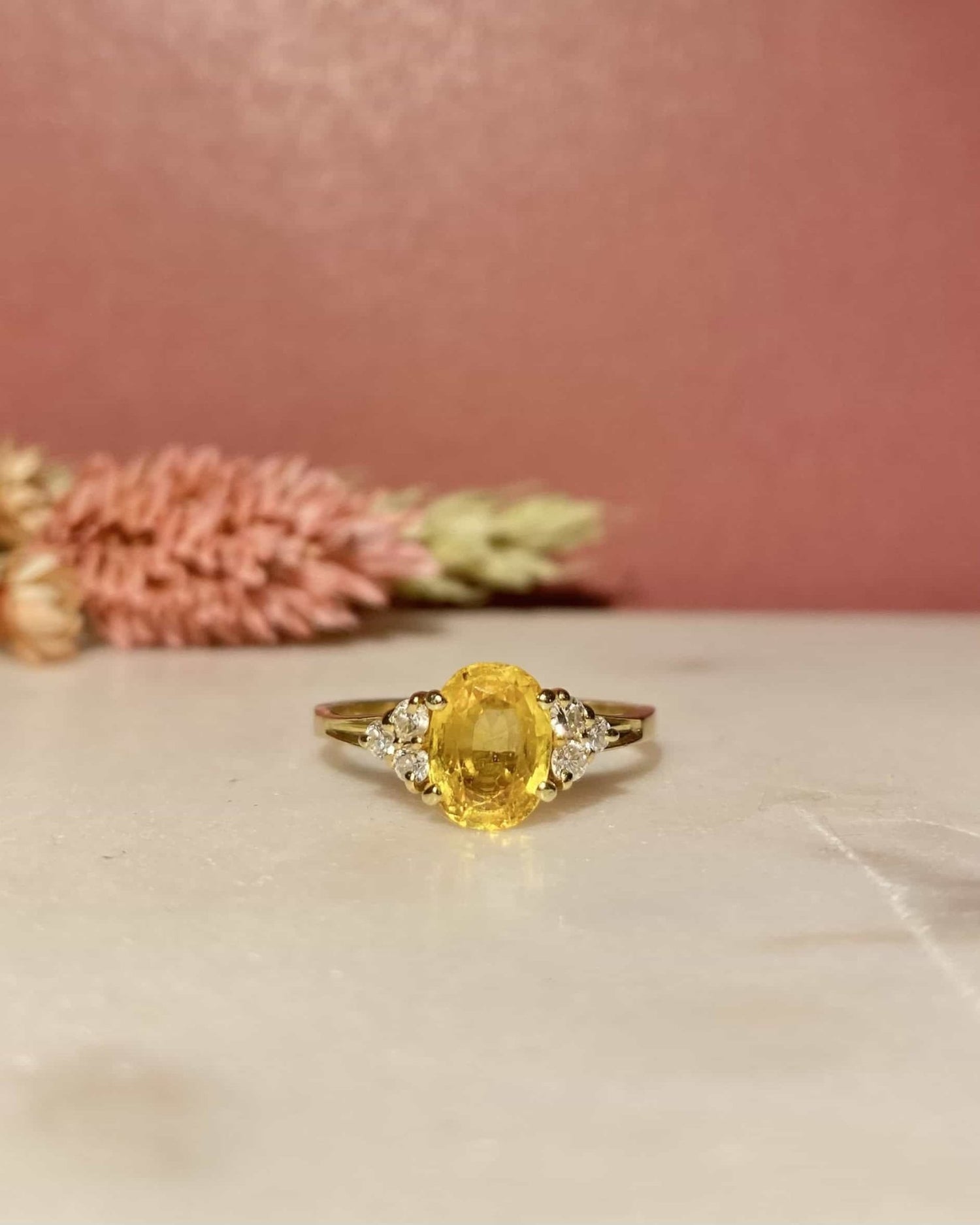 Bague Trilogie Saphir Jaune 1.40 carat &amp; 6 Diamants &quot;Mira&quot; - Elliade Paris