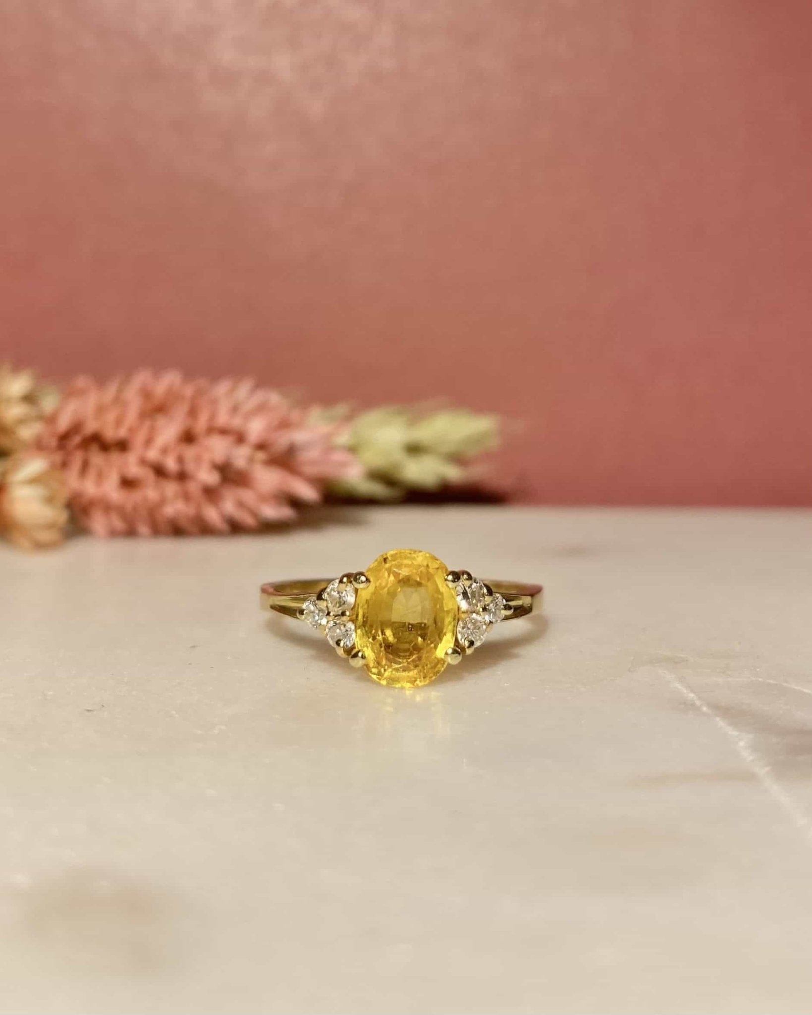Bague Trilogie Saphir Jaune 1.40 carat &amp; 6 Diamants "Mira" - Elliade Paris