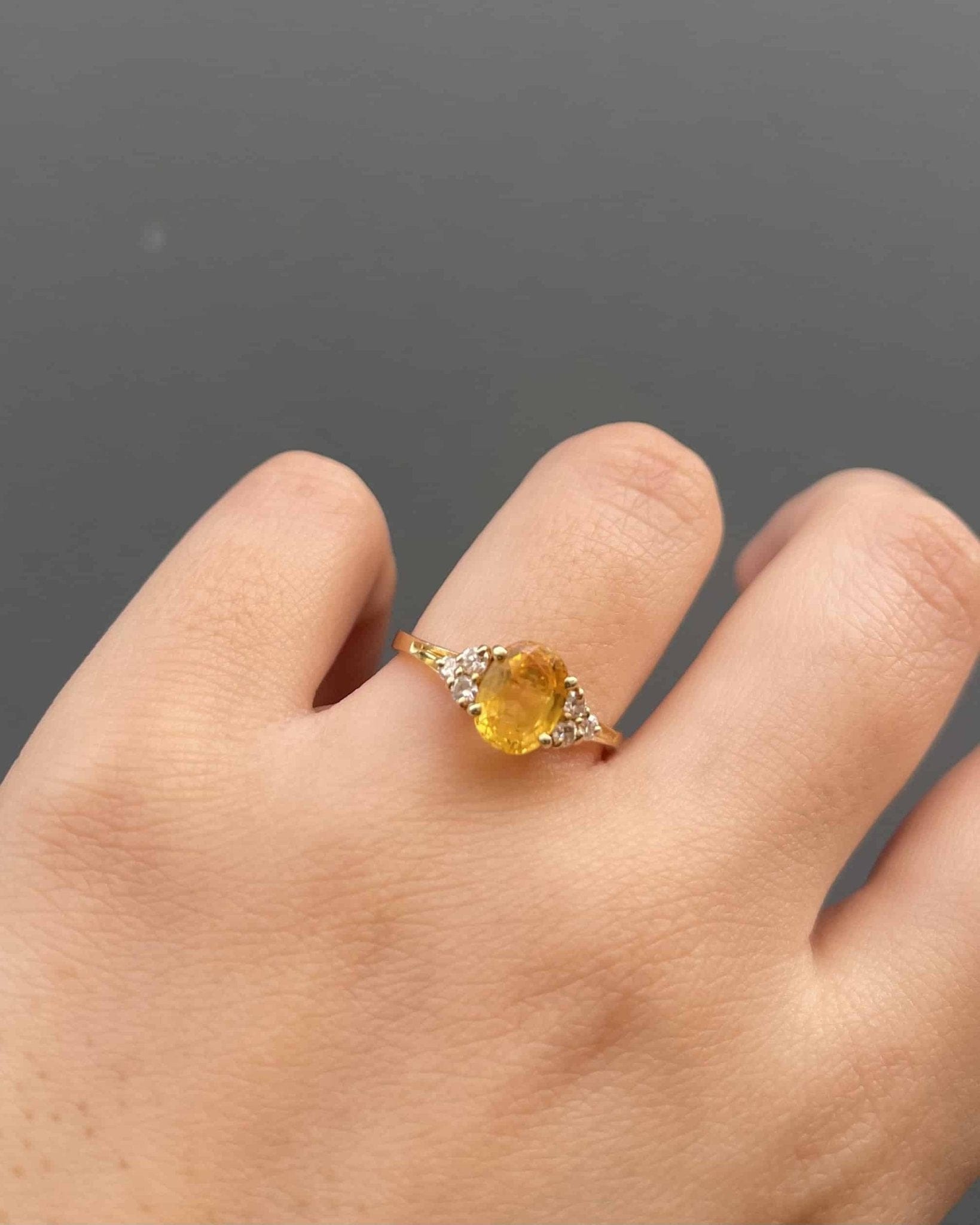 Bague Trilogie Saphir Jaune 1.40 carat &amp; 6 Diamants "Mira" - Elliade Paris