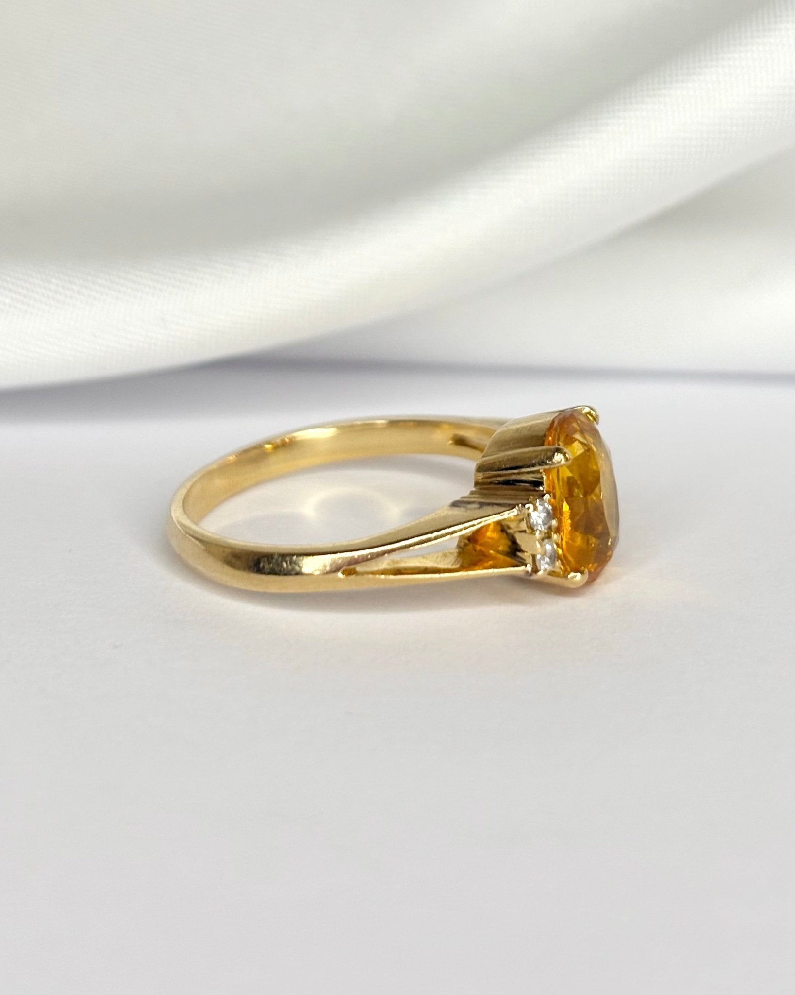 Bague Trilogie Saphir Jaune 3 carats &amp; Diamants "Léda" - Elliade Paris