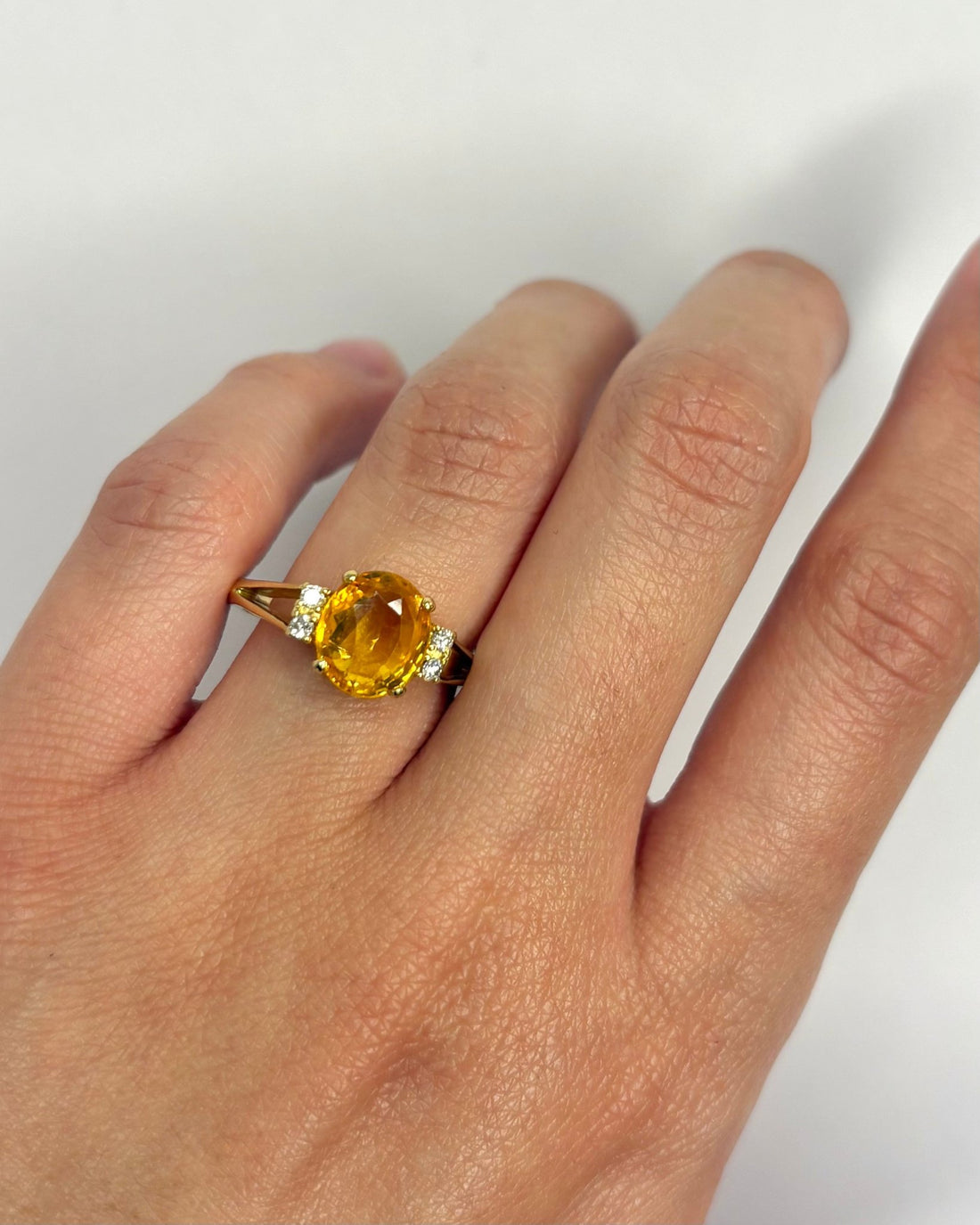 Bague Trilogie Saphir Jaune 3 carats &amp; Diamants "Léda" - Elliade Paris