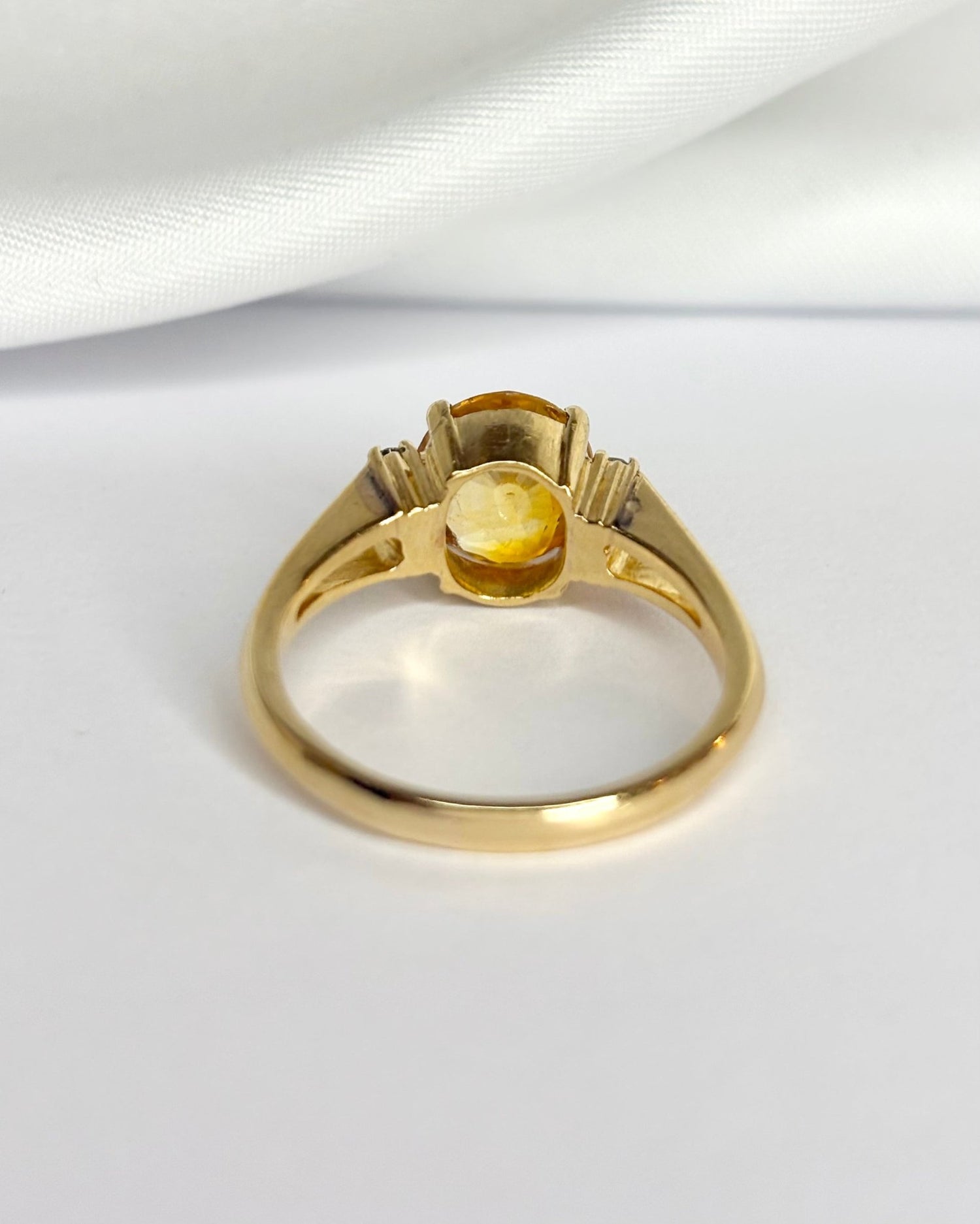 Bague Trilogie Saphir Jaune 3 carats &amp; Diamants "Léda" - Elliade Paris