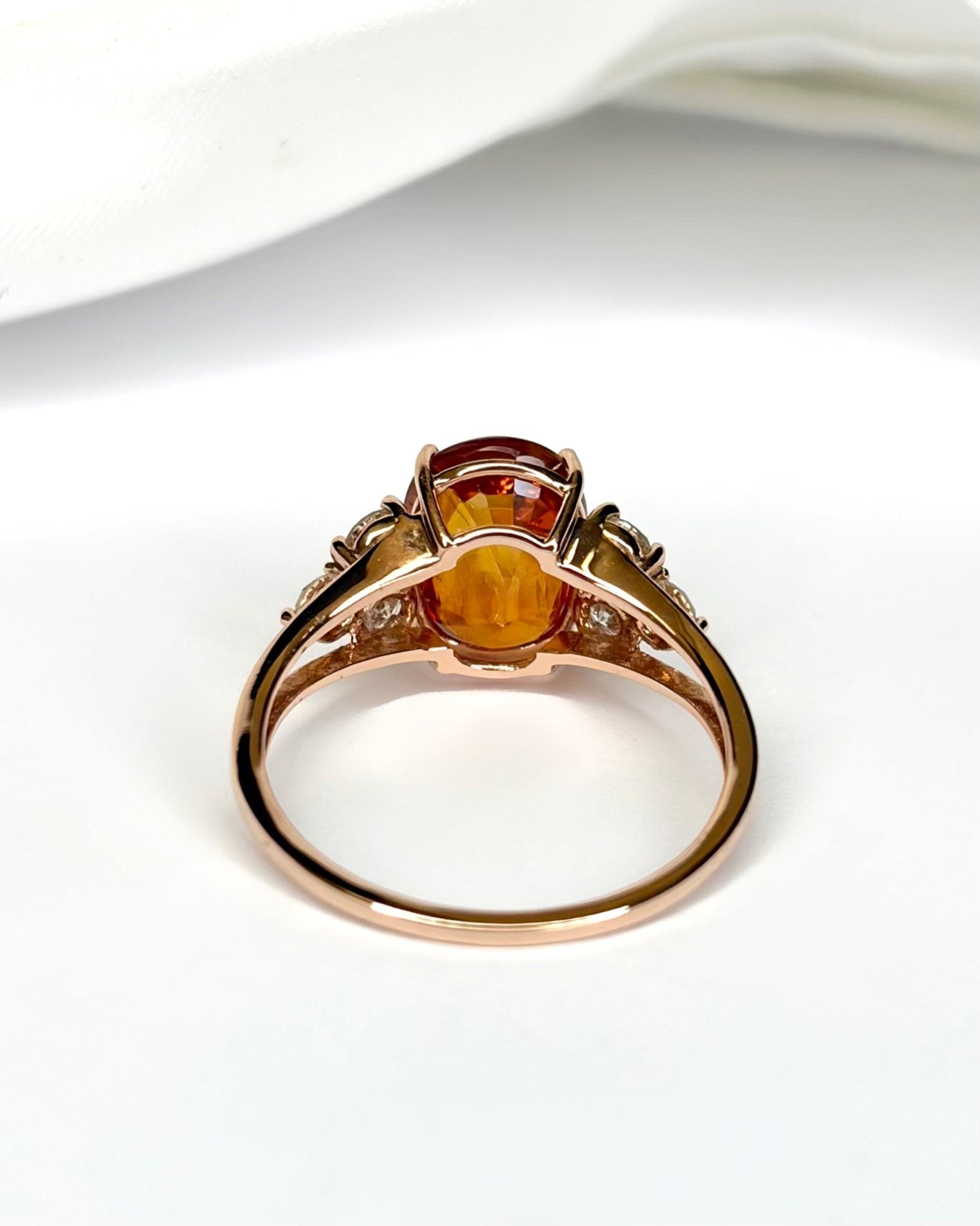 Bague Trilogie Saphir Mandarine 3.30 carats &amp; Diamants 0.48 carat "Maëlie" - Elliade Paris