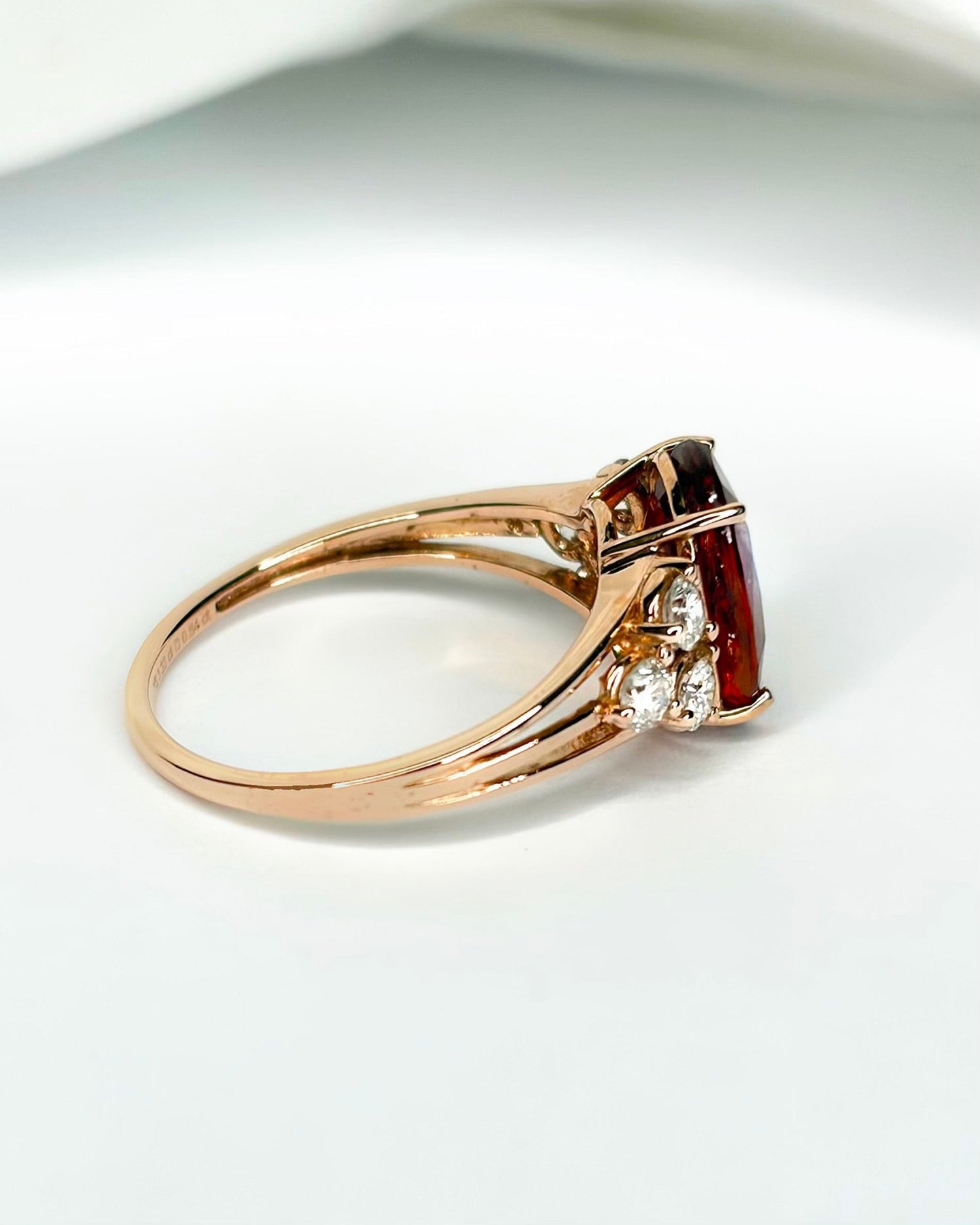 Bague Trilogie Saphir Mandarine 3.30 carats &amp; Diamants 0.48 carat "Maëlie" - Elliade Paris