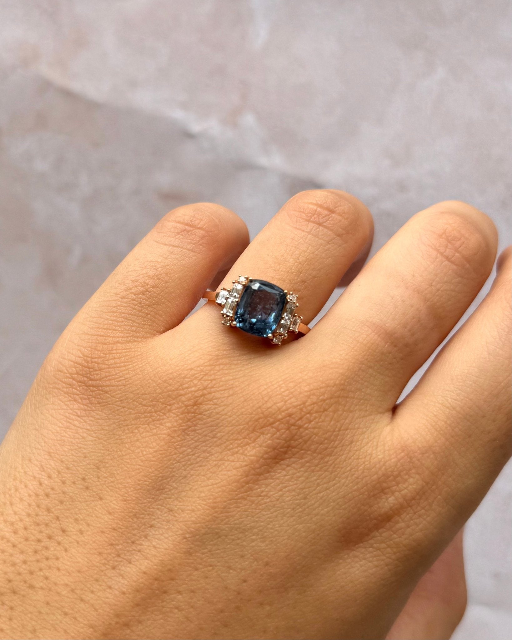Bague Trilogie Saphir Peacock 3.49 carats &amp; Diamants 0.40 carat "Océane" - Elliade Paris