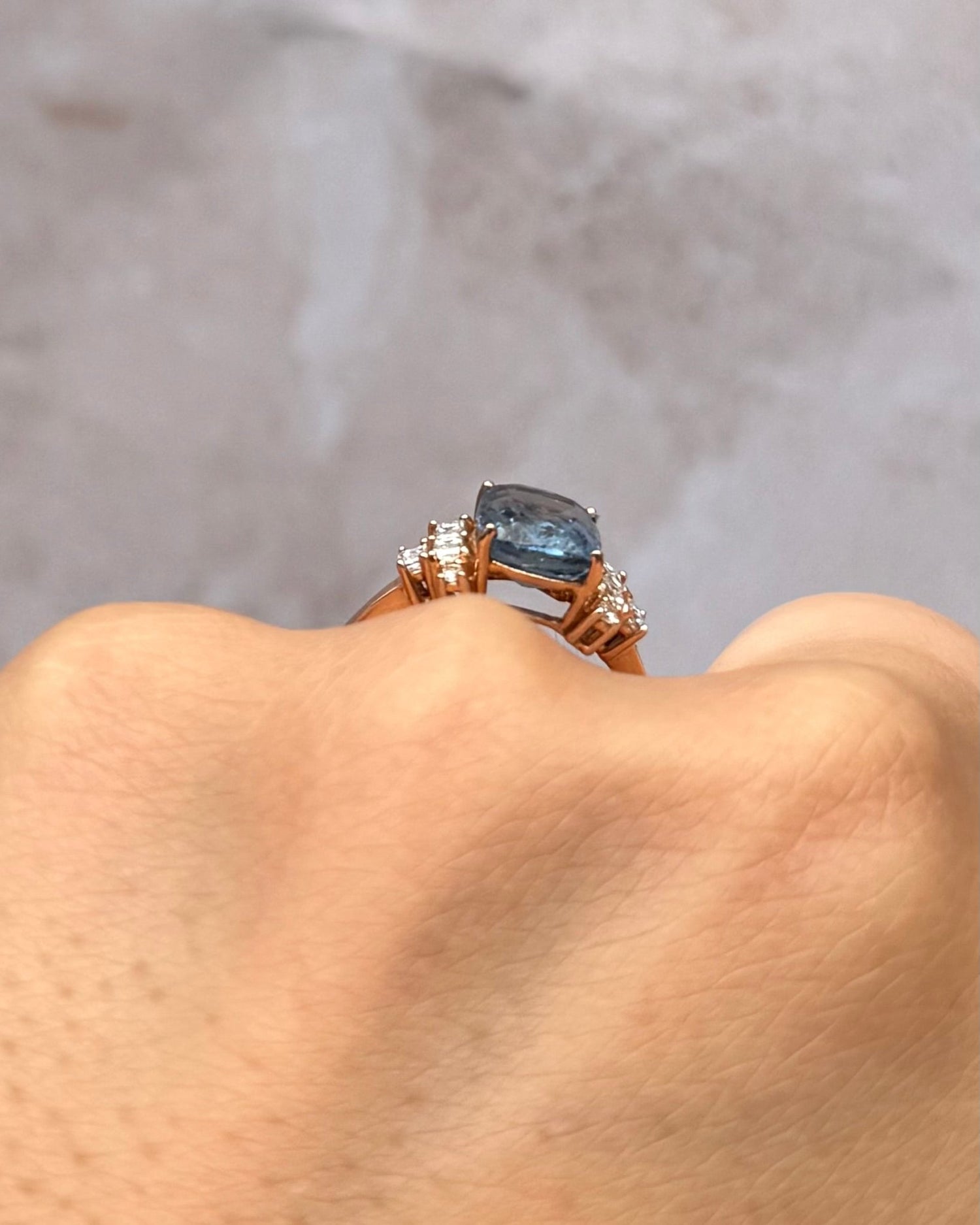 Bague Trilogie Saphir Peacock 3.49 carats &amp; Diamants 0.40 carat "Océane" - Elliade Paris