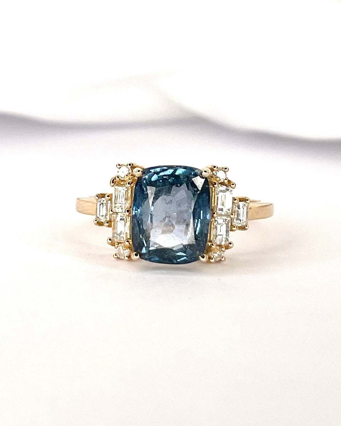 Bague Trilogie Saphir Peacock 3.49 carats &amp; Diamants 0.40 carat "Océane" - Elliade Paris