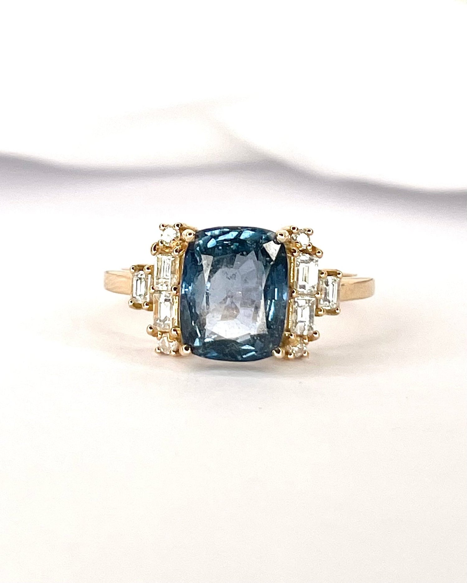 Bague Trilogie Saphir Peacock 3.49 carats &amp; Diamants 0.40 carat "Océane" - Elliade Paris